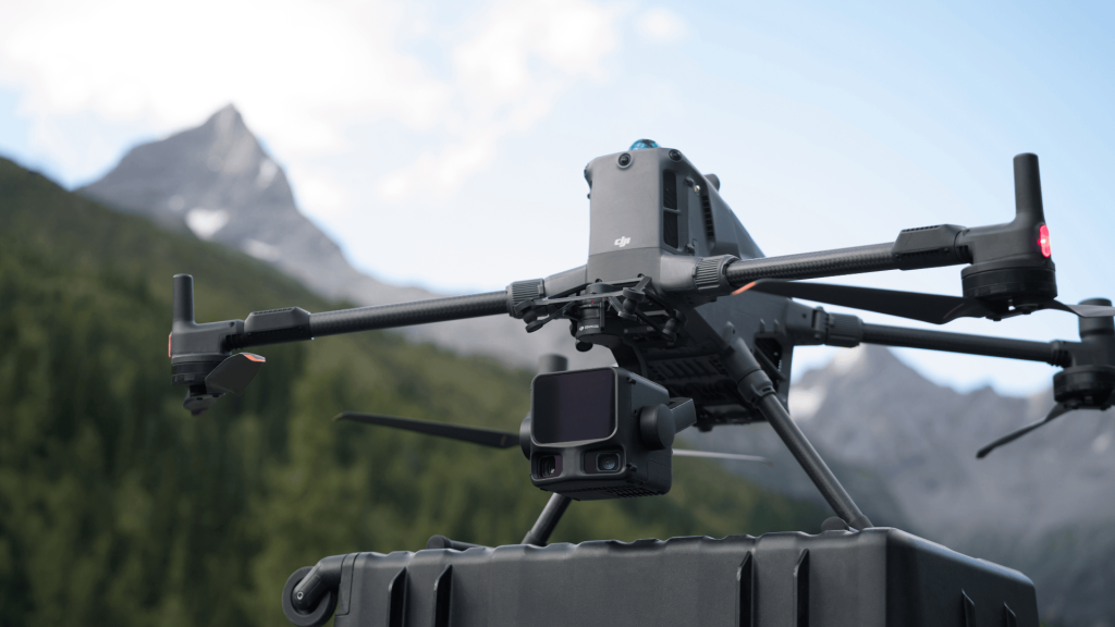 DJI regularnie rozwija swoje oprogramowanie, dostarczając aktualizacje firmware, które realnie wpływają na bezpieczeństwo lotów, dokładność pomiarów oraz stabilność pracy dronów. W styczniu 2026 roku producent opublikował nowe wersje oprogramowania m.in. dla DJI Matrice 400 (M400) oraz DJI Mavic 4 Pro.