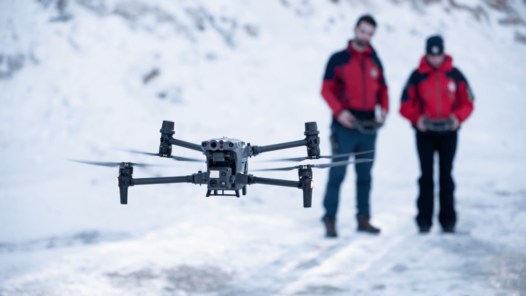 Zima to ostateczny sprawdzian dla sprzętu i umiejętności pilota. Choć drony z serii DJI Enterprise stworzono do zadań specjalnych, ekstremalne mrozy i opady śniegu wymagają wdrożenia specyficznych procedur bezpieczeństwa. Niezależnie od tego, czy prowadzisz misje SAR w górach, czy wykonujesz inspekcje techniczne – ten poradnik jest dla Ciebie. Poznaj sprawdzone metody dbania o sprzęt i dowiedz się, jak unikać problemów technicznych w ujemnych temperaturach.