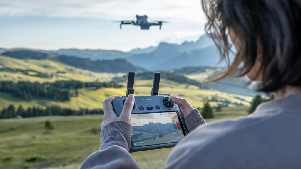 Jaki dron wybrać w 2026 roku? Sprawdź aktualny ranking dronów DJI, porównanie najpopularniejszych modeli i praktyczne wskazówki, które pomogą dobrać drona do podróży, filmowania i zastosowań profesjonalnych.